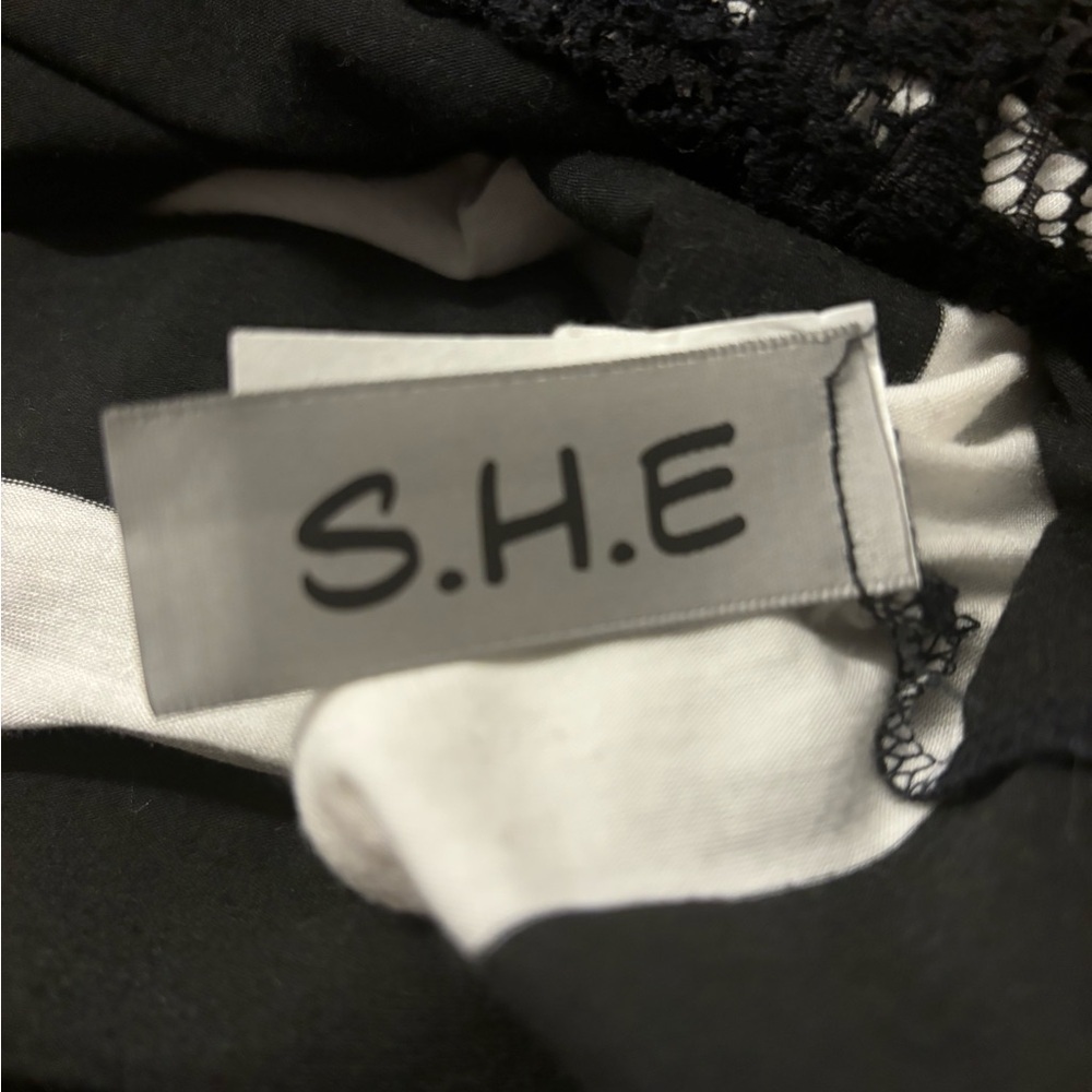 S.H.E Black Large Lace Sleeveless Tank Top - Picture 7 of 8